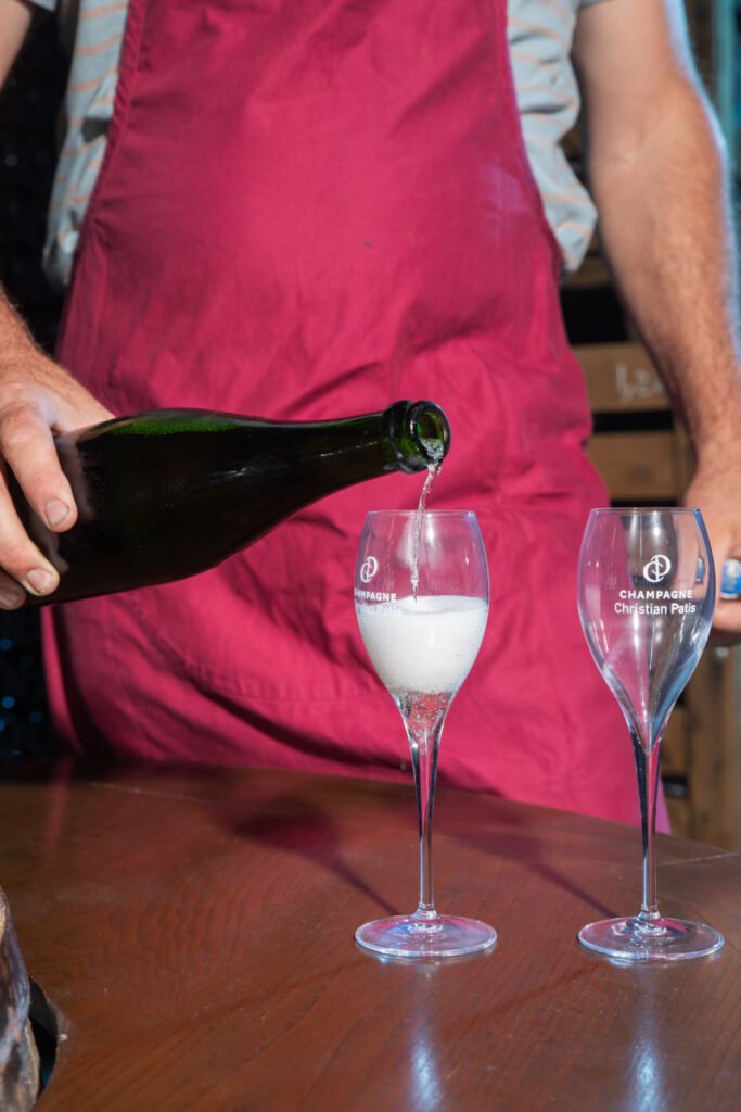 Versement de Champagne Christian Patis dans une flûte.
