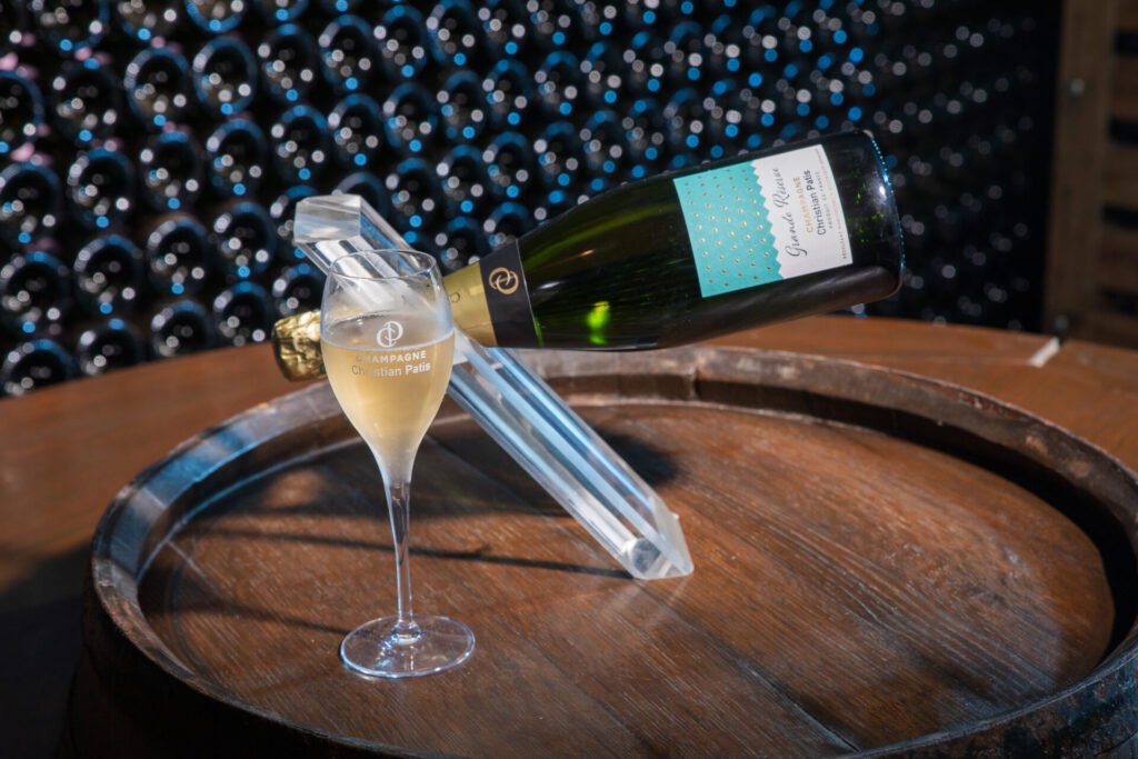 Bouteille de champagne Christian Patis et une flûte remplie.